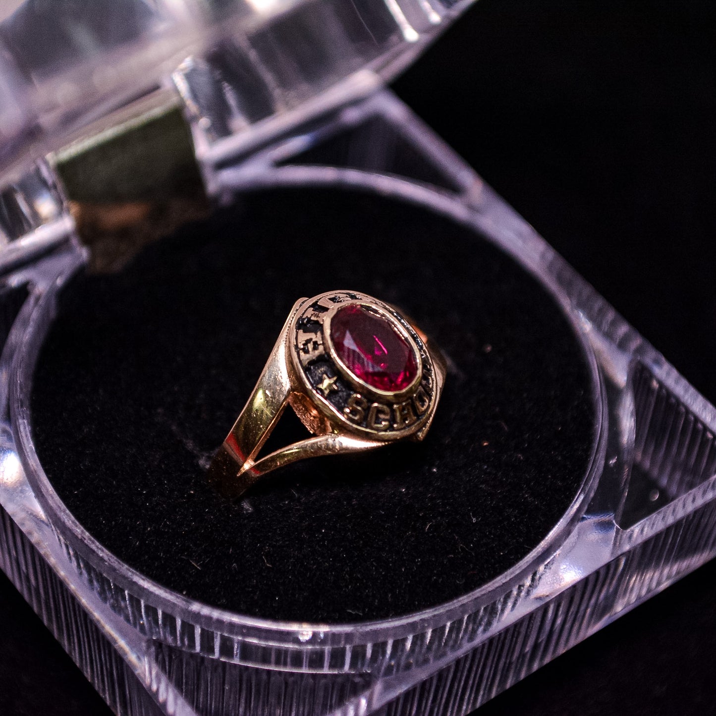 14K Gold Graduation Class Ring with Red CZ Stone – Size 7 – A277
