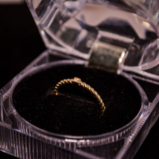 14K Gold Twisted Band Ring with Square CZ Accent – Size 6 (0.8g) – A292