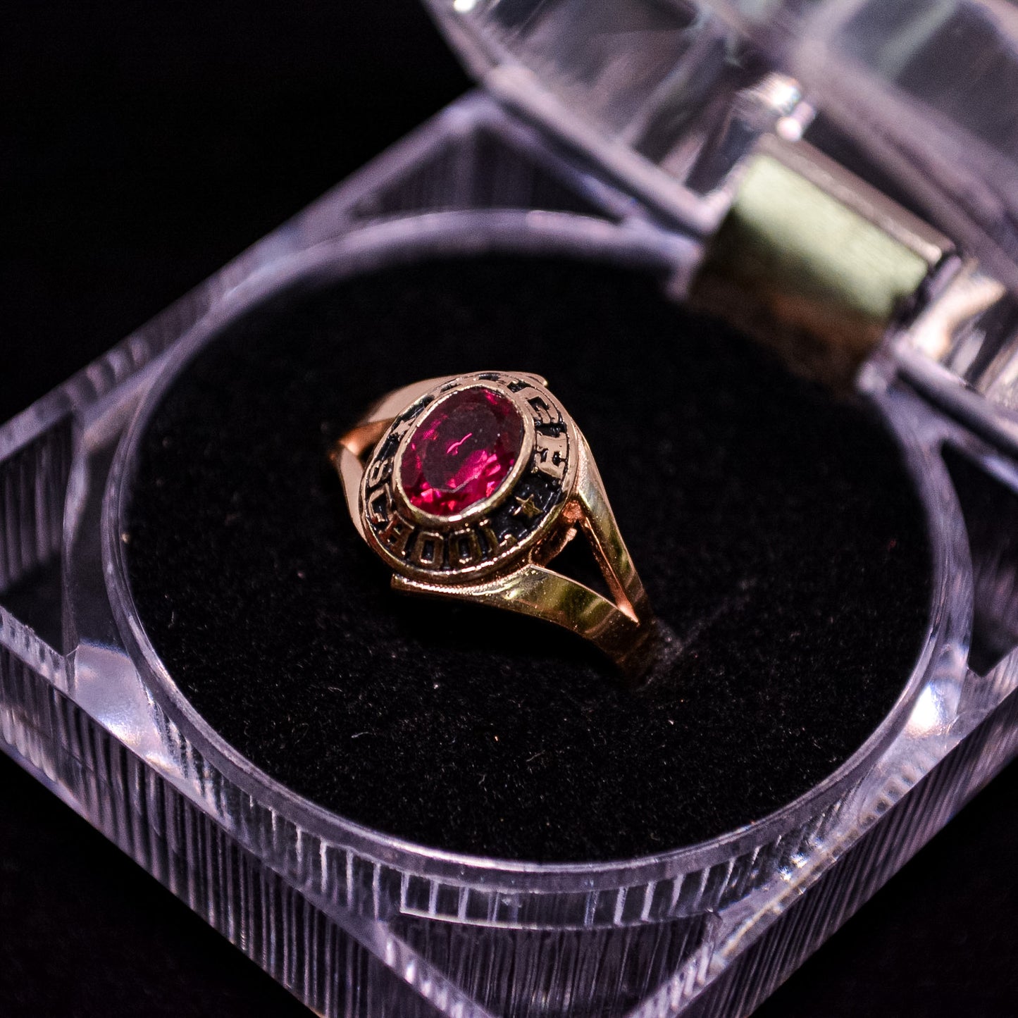 14K Gold Graduation Class Ring with Red CZ Stone – Size 7 – A277