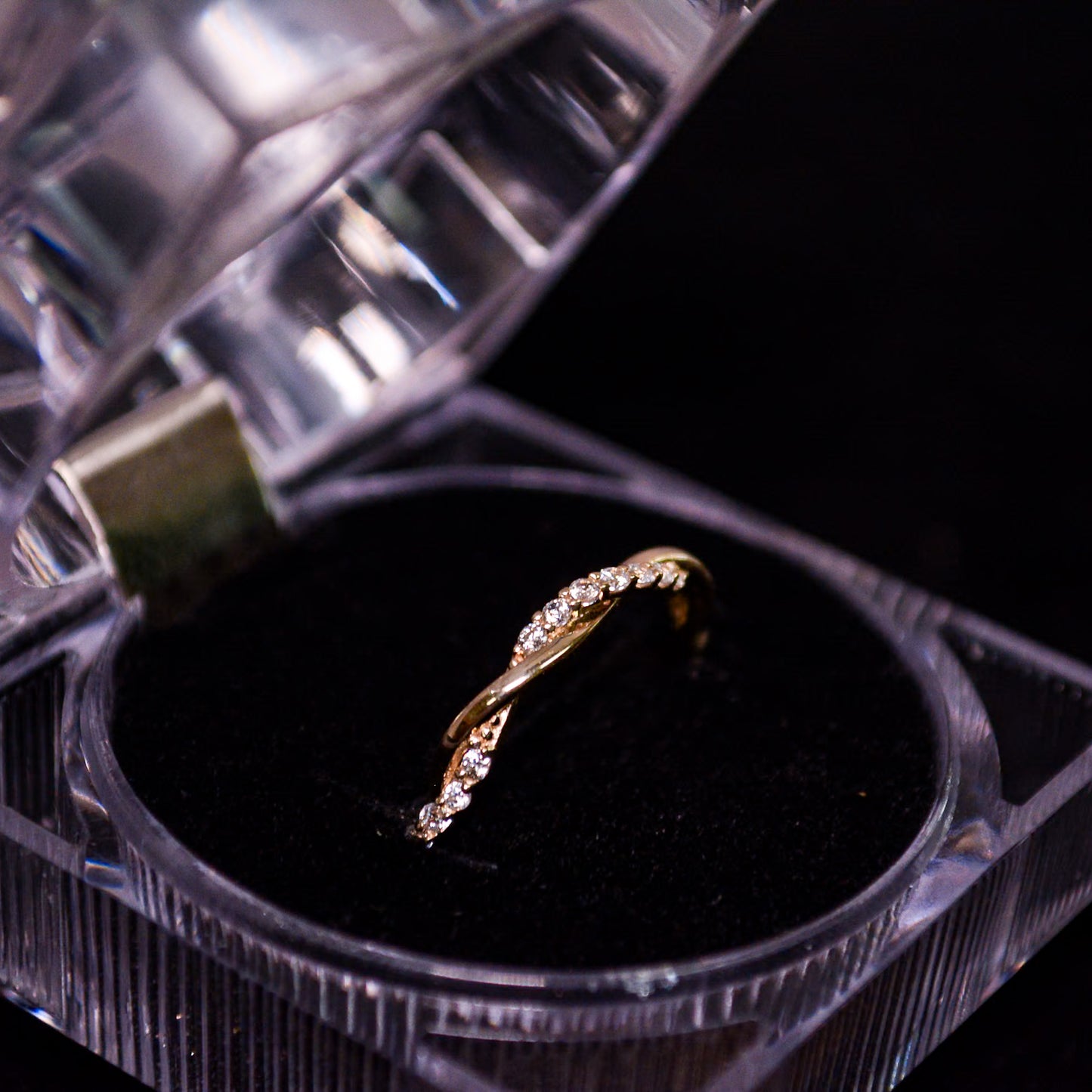 14K Gold Twisted CZ Band Ring – Size __ (2.1g) – A299