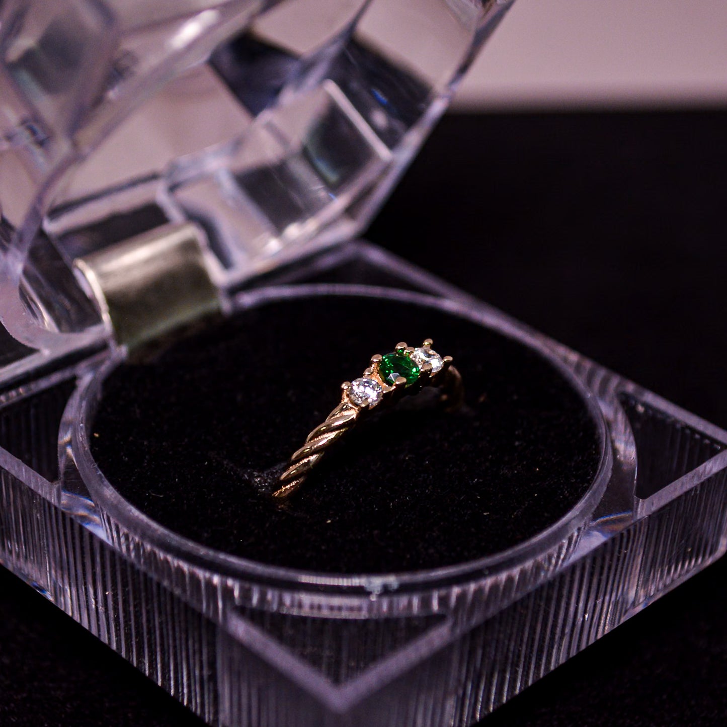 14K Gold Green Stone 3-Stone Ring – Size __ (2.1g) – A294