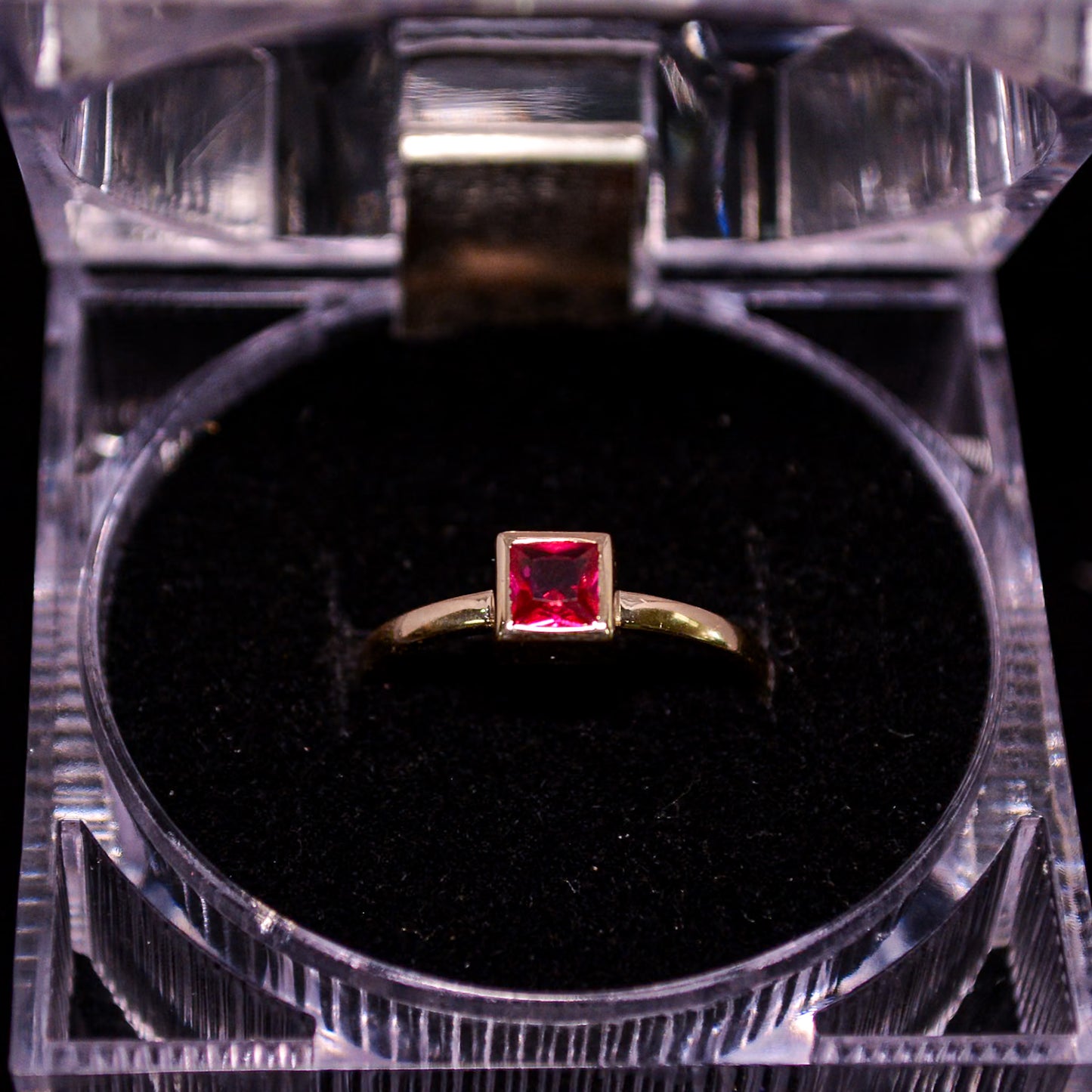 14K Gold Square Red Stone Ring – Size __ (1.8g) – A301