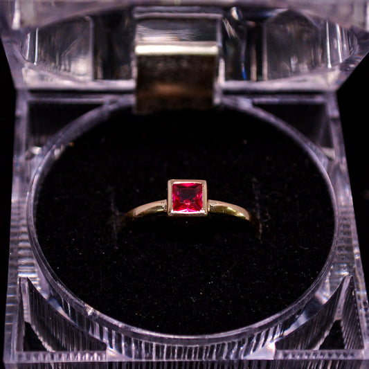 14K Gold Square Red Stone Ring – Size __ (1.8g) – A301