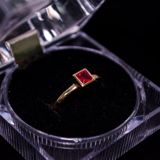 14K Gold Square Red Stone Ring – Size __ (1.8g) – A301