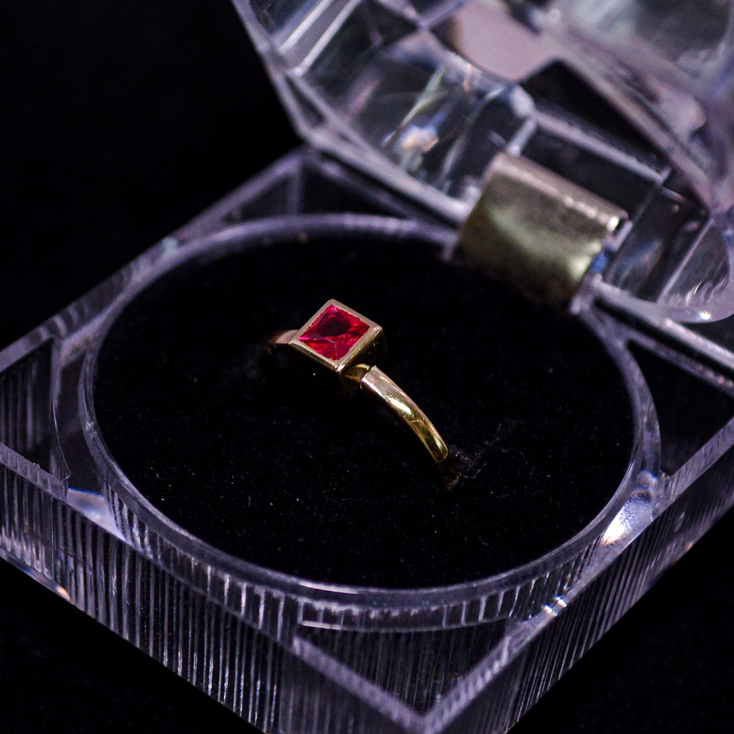 14K Gold Square Red Stone Ring – Size __ (1.8g) – A301