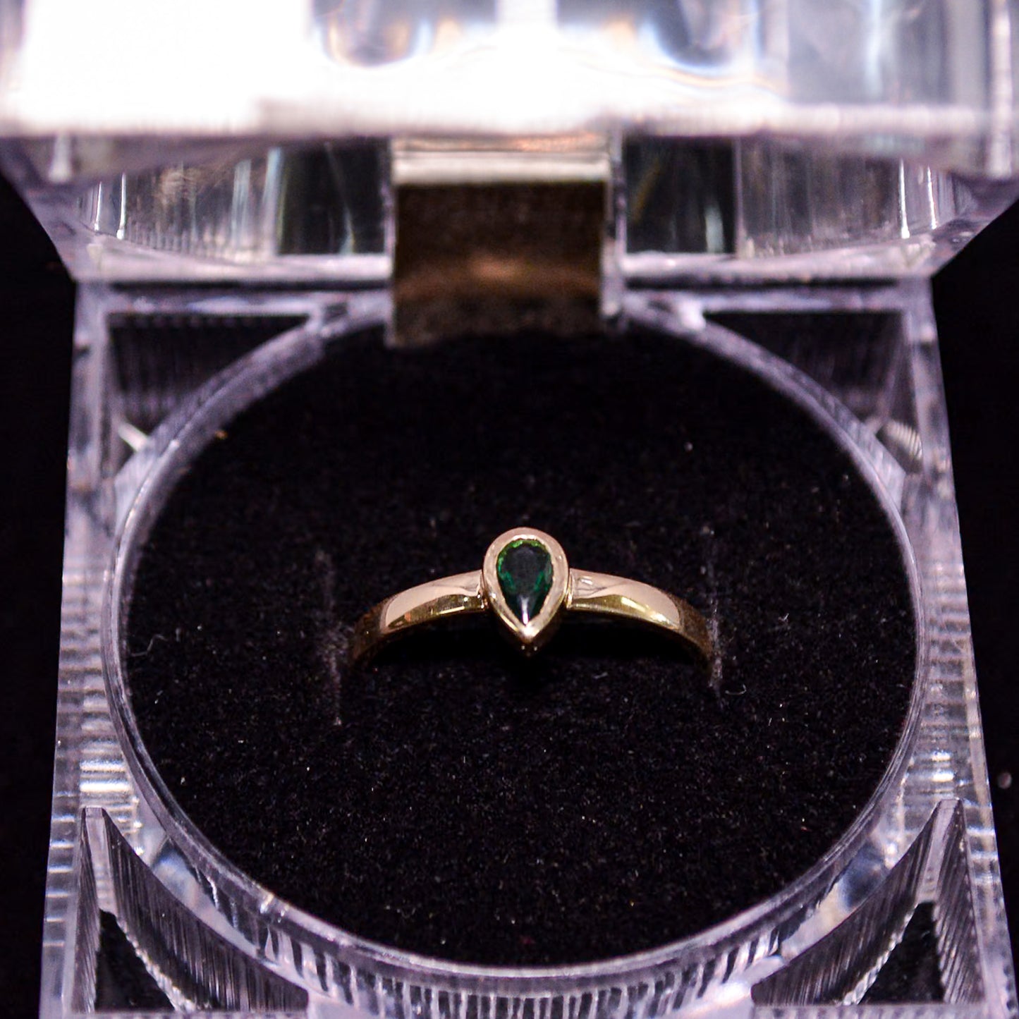 14K Gold Pear-Cut Green Stone Ring – Size __ (1.6g) – A302