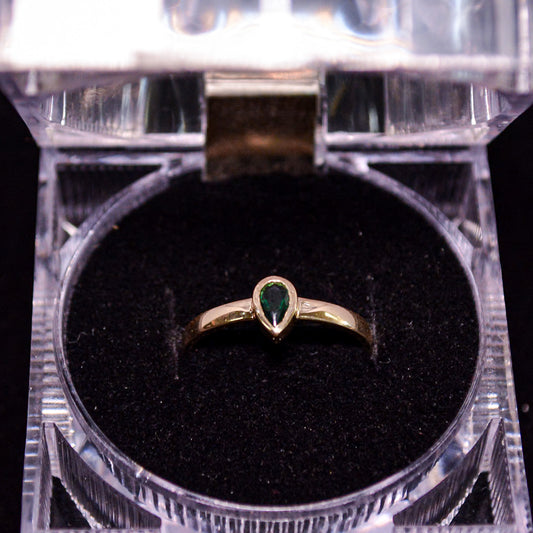 14K Gold Pear-Cut Green Stone Ring – Size __ (1.6g) – A302