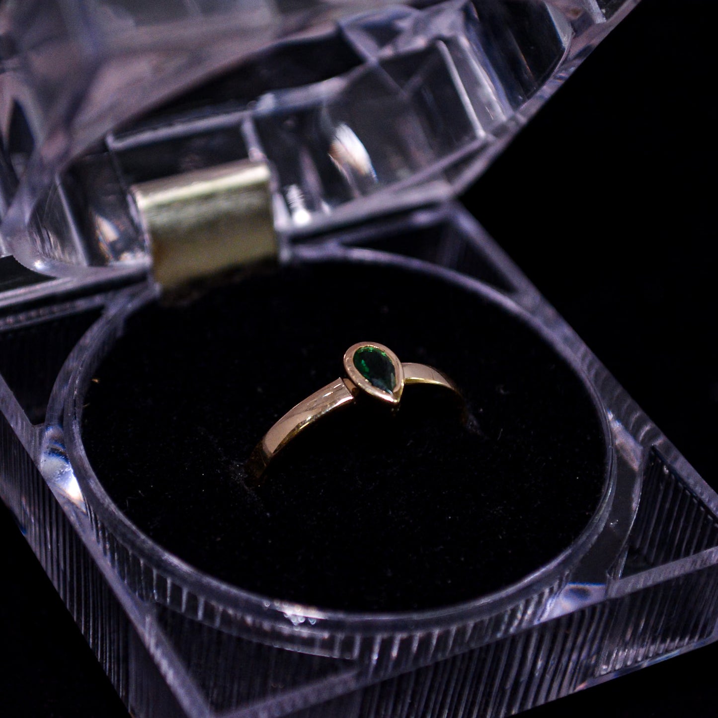 14K Gold Pear-Cut Green Stone Ring – Size __ (1.6g) – A302