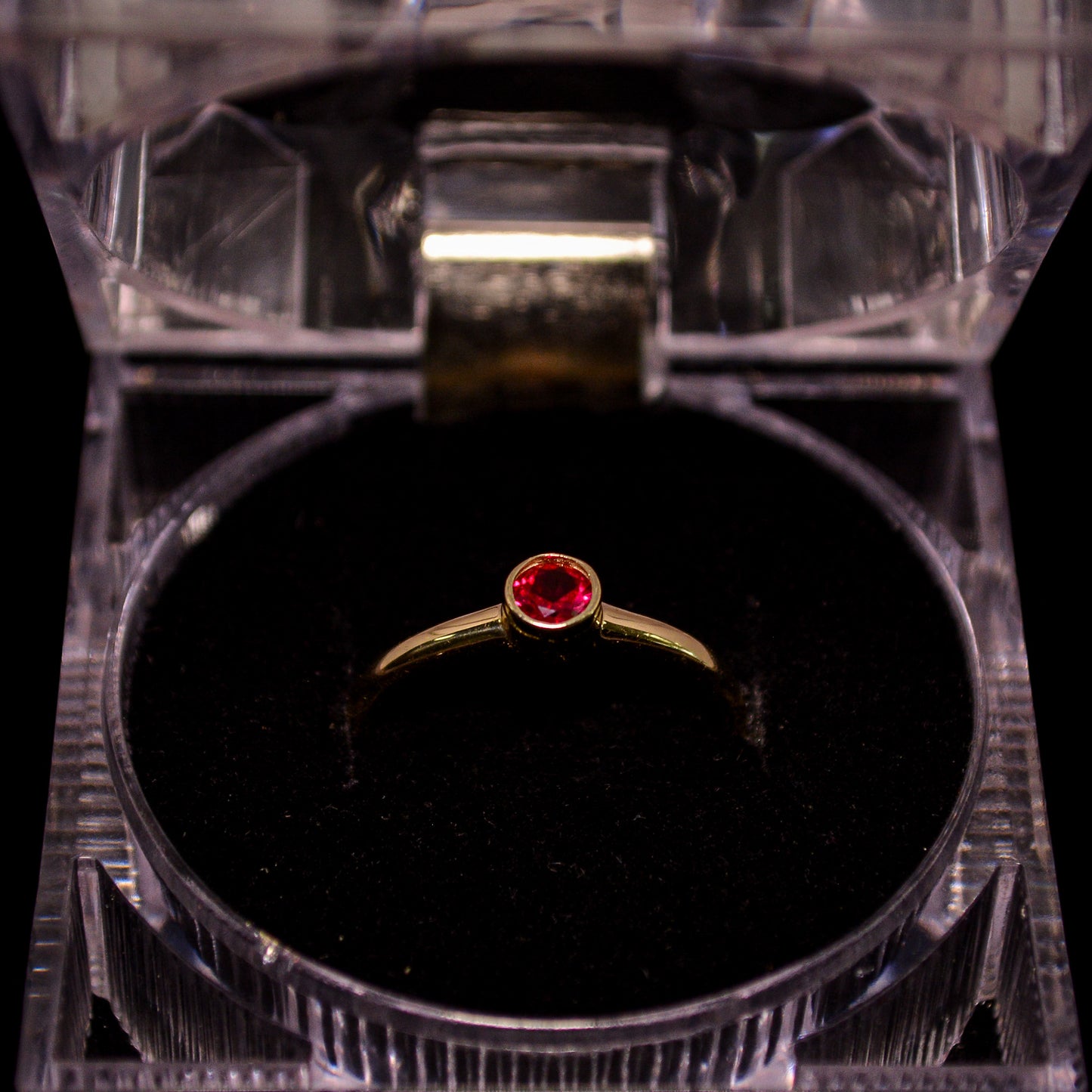 14K Gold Round Red Stone Ring – Size 7.5 (1.3g) – A286