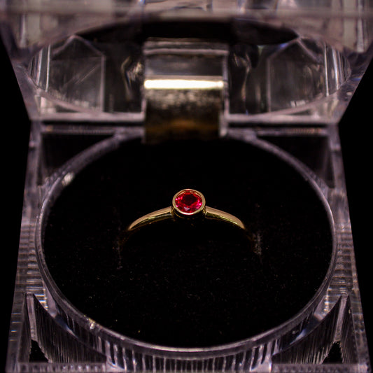 14K Gold Round Red Stone Ring – Size 7.5 (1.3g) – A286