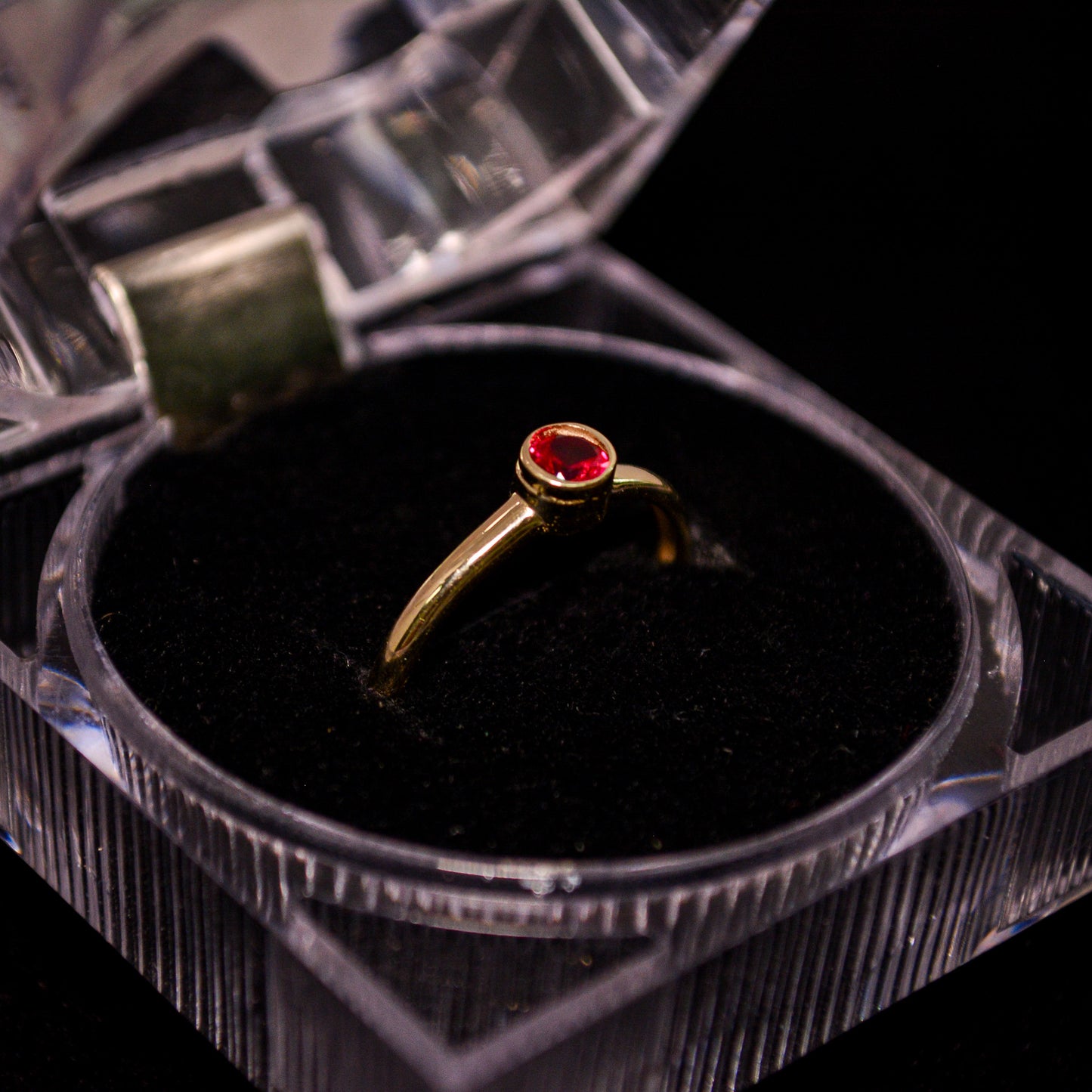 14K Gold Round Red Stone Ring – Size 7.5 (1.3g) – A286