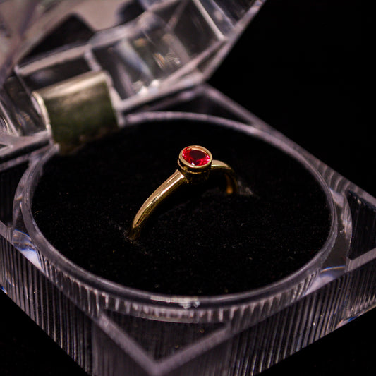 14K Gold Round Red Stone Ring – Size 7.5 (1.3g) – A286