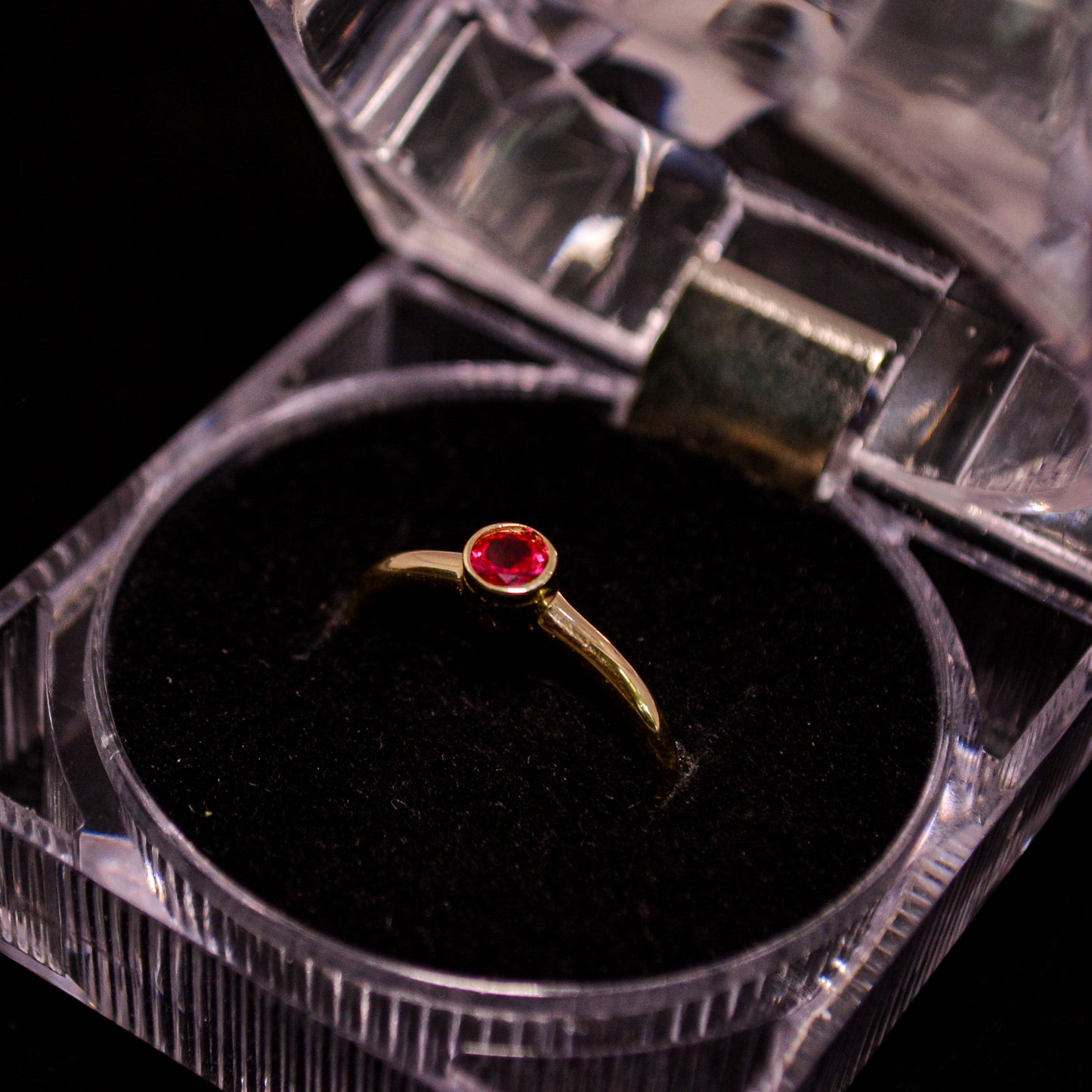 14K Gold Round Red Stone Ring – Size 7.5 (1.3g) – A286