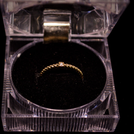 14K Gold Twisted Band Ring with Square CZ Accent – Size 6 (0.8g) – A292